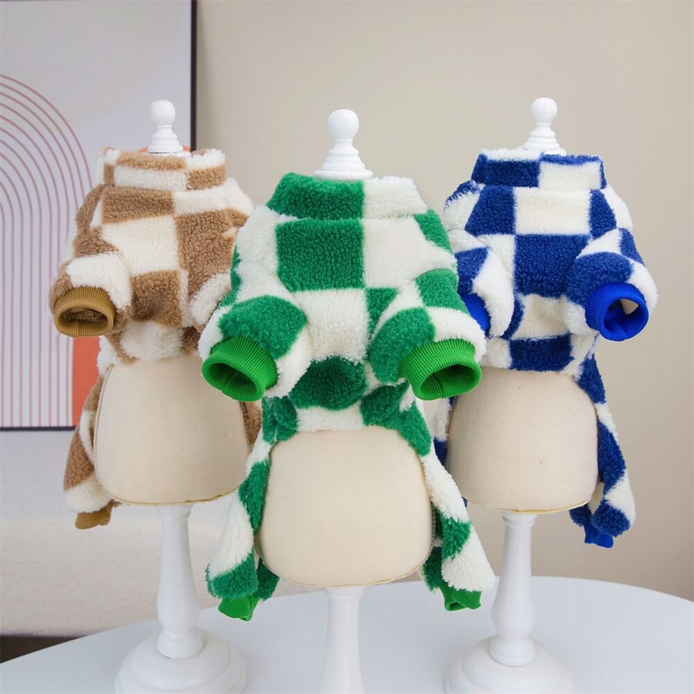 Chaqueta para perros de vellón a cuadros: estilo audaz y calidez para caminatas de invierno