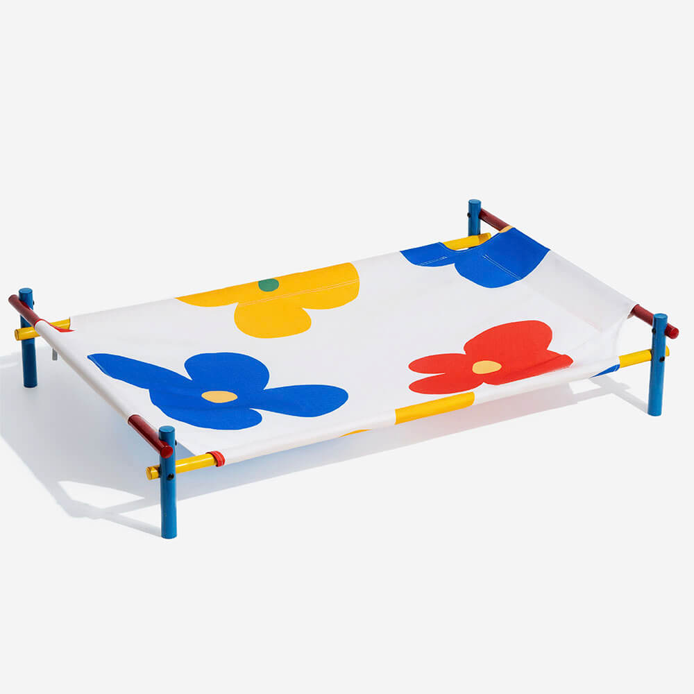 Erhöhtes Hundebett aus Aluminium im lebendigen Sommerdruck-Stil – Sommerparadies